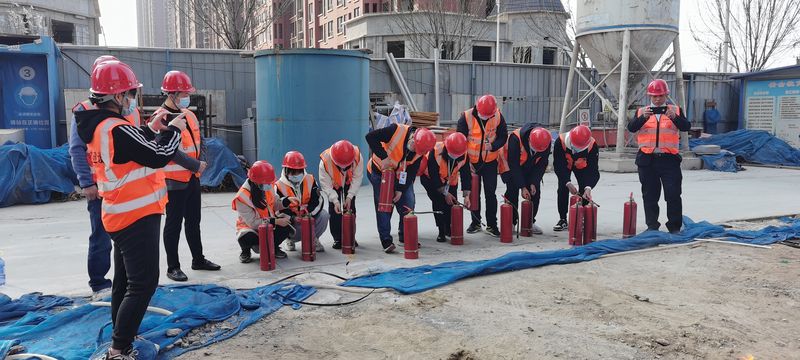 河南景鴻建設(shè)有限公司在嘉祥名郡五期建設(shè)項(xiàng)目現(xiàn)場，舉行消防演習(xí)